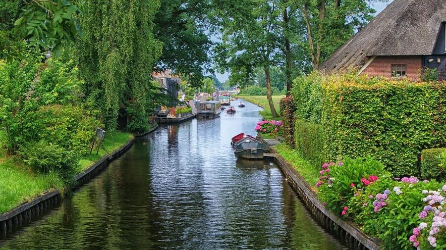 "Giethoorn: Exclusive Private Tour of the Dutch Venice" - Who will enjoy this private Giethoorn tour?