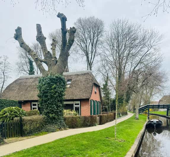 "Giethoorn: Exclusive Private Tour of the Dutch Venice" - Arriving among cottages and bridges