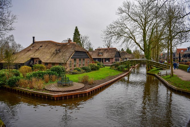 Giethoorn Guided DayTrip from Amsterdam - The included one-hour canal cruise