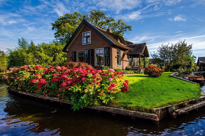 Giethoorn Guided DayTrip from Amsterdam - Arriving in Giethoorn, the car-free village