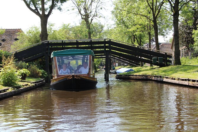 Giethoorn: Highlights Canal Cruise and Sightseeing Village - Key points to know before you book
