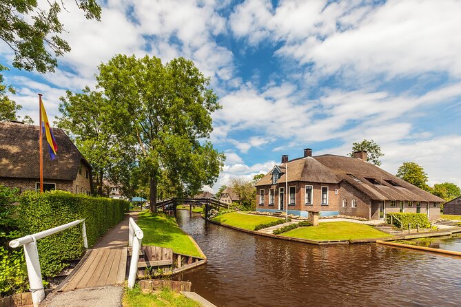 Giethoorn: Highlights Canal Cruise and Sightseeing Village - Exploring the village with the special map