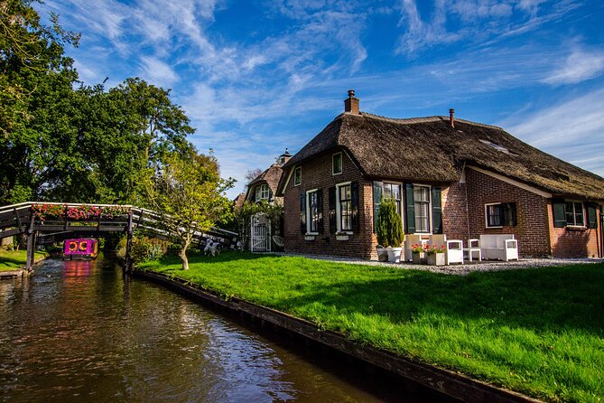 Giethoorn: Highlights Canal Cruise and Sightseeing Village - Grandcafé Fanfare and Giethoorn on film