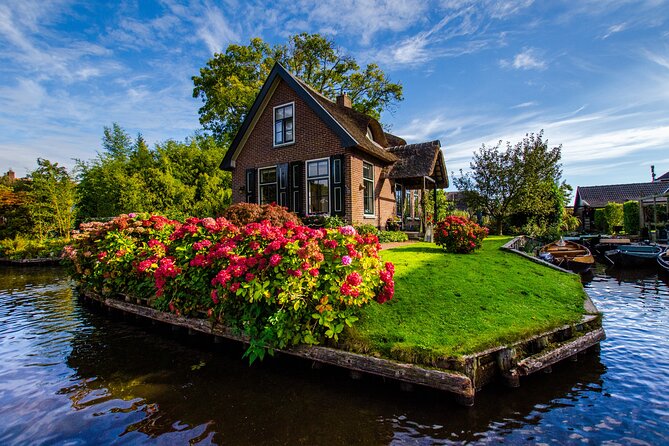Giethoorn: Highlights Canal Cruise and Sightseeing Village - One hour through Giethoorn’s canals
