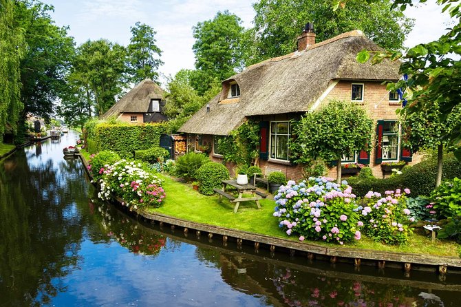 Giethoorn Private Tour & Boat Trip - What This Giethoorn Day Trip Really Offers