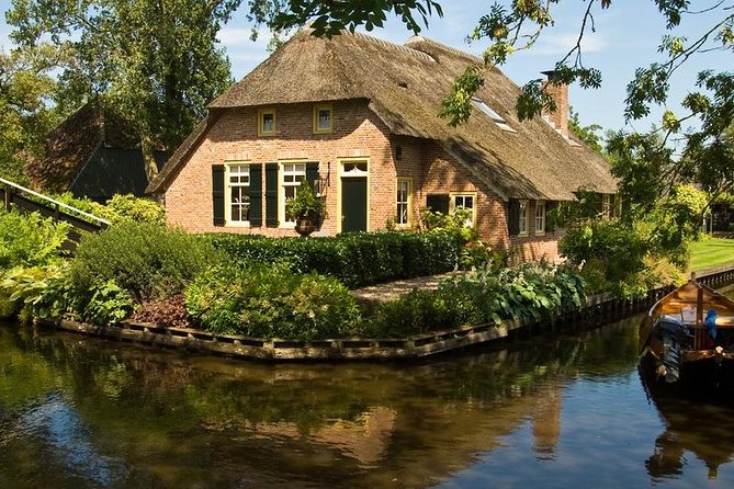 Giethoorn Private Tour & Boat Trip - The Boat Ride Through Giethoorn’s Canals