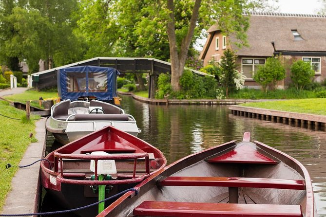 Giethoorn Private Tour Guide Giethoorn in luxury Jaguar S Type - Food, drinks, weather, and family comfort