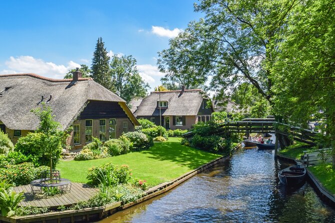 Giethoorn Private Tour with Cruise and Lunch from Amsterdam - Coffee, apple pie, and the first Giethoorn boat ride
