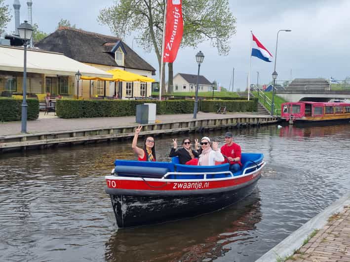 Giethoorn private tour with open boat and local captain - Under the wooden bridges of the main canal