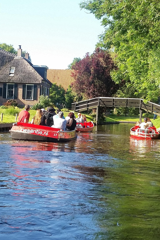 Giethoorn private tour with open boat and local captain - Who will enjoy this Giethoorn tour most