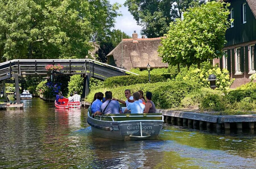 Giethoorn: Round trip from Amsterdam optional guided cruise - Four hours among Giethoorn’s canals and bridges