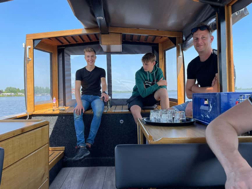 Giethoorn: Sightseeing Boat Tour - The first minutes on Giethoorn’s canals