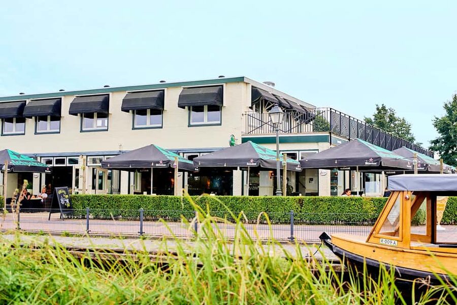 Giethoorn: Sightseeing Boat Tour - From narrow waterways to the Giethoornse Lake