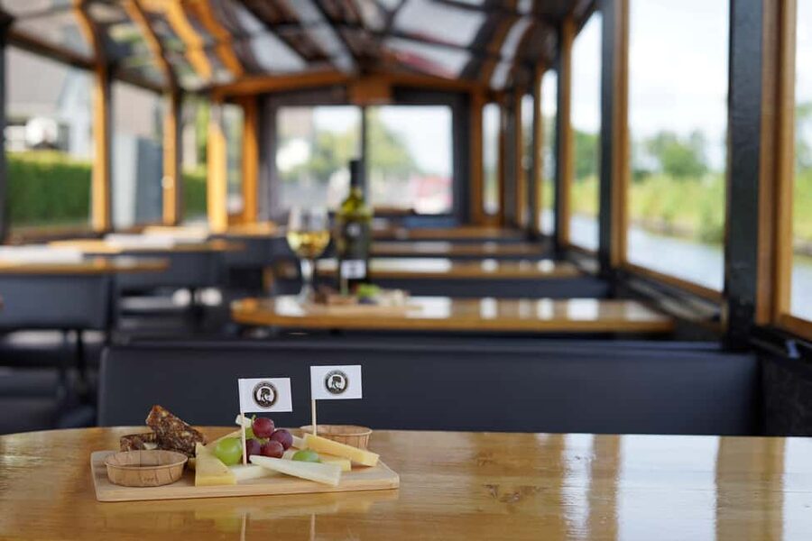 Giethoorn: Sightseeing Boat Tour - Cheese, drinks, and small practical choices