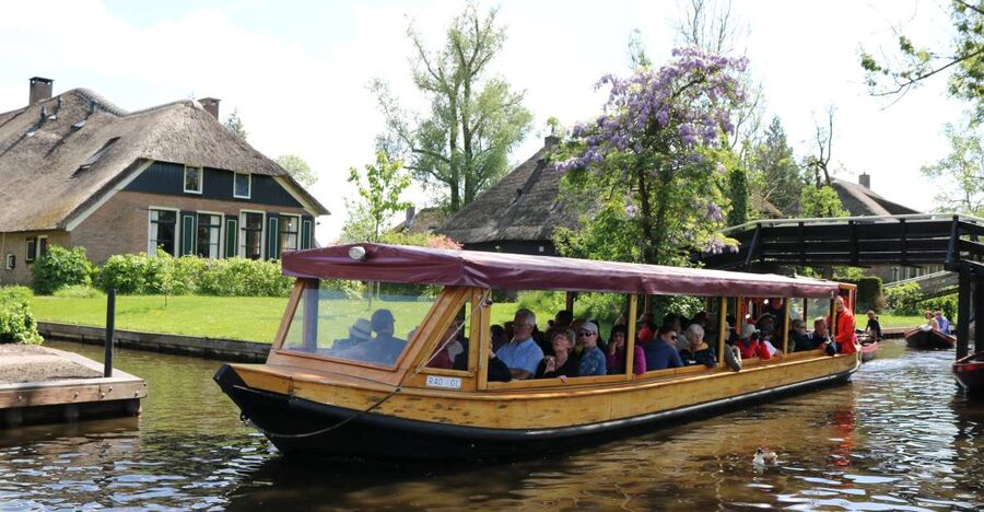 Giethoorn: Village & National Park Canal Cruise with Coffee - The first canal loop reveals Giethoorn’s character