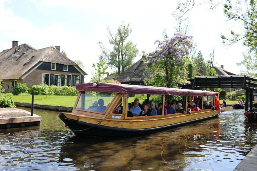 Giethoorn: Village & National Park Canal Cruise with Coffee - Coffee, tea, or lemonade on the water