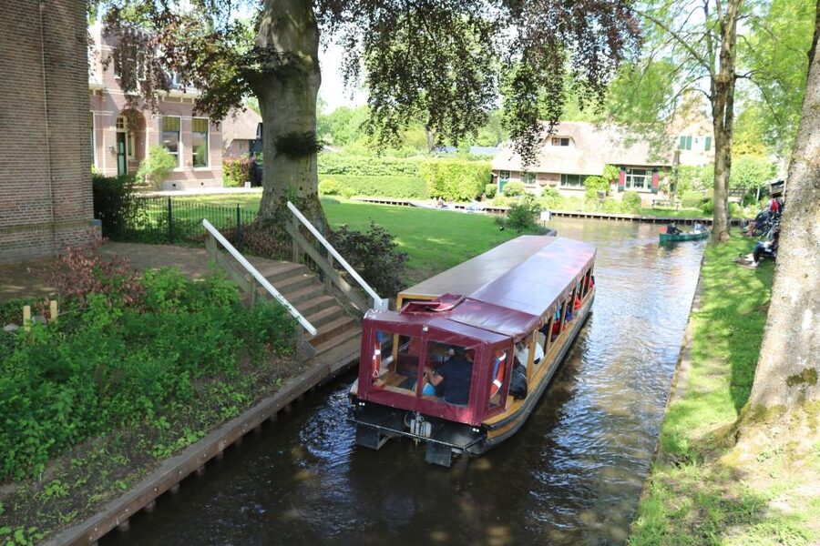 Giethoorn: Village & National Park Canal Cruise with Coffee - Timing matters more than you might expect