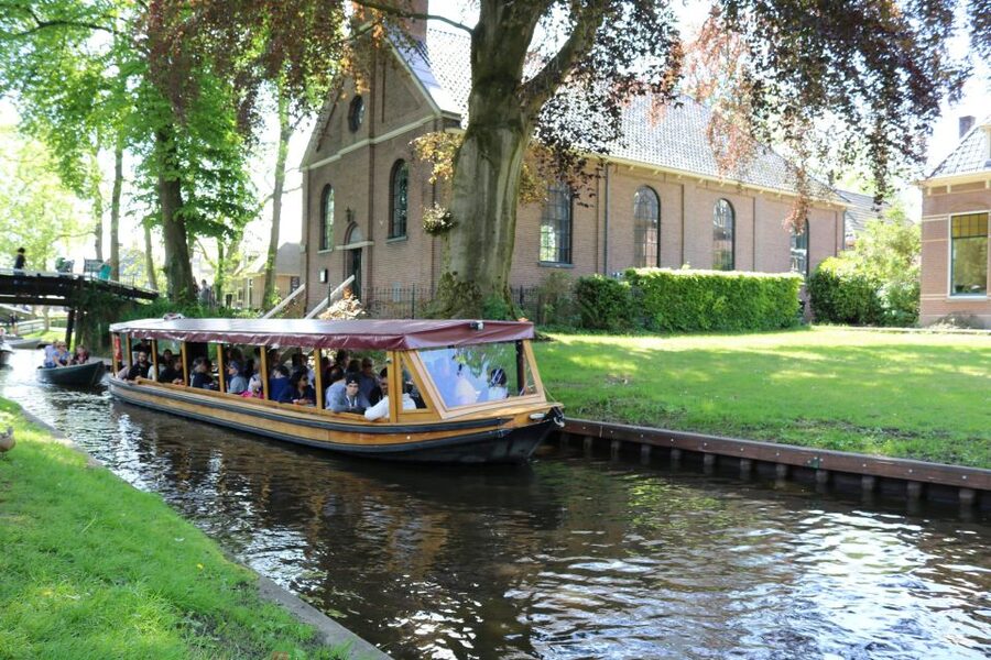Giethoorn: Village & National Park Canal Cruise with Coffee - At Koppers Giethoorn, the trip starts simply
