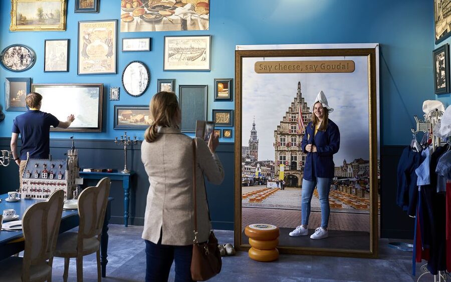 Gouda: Gouda Cheese Experience Entry Ticket - Trying virtual milking and turning the cheese