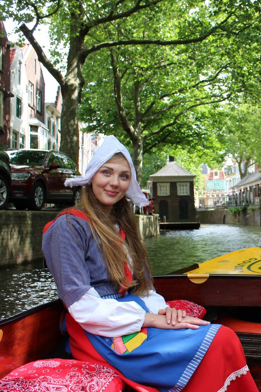 Gouda: Open Boat City Canal Cruise - Boarding beside the bridge at Kleiwegplein