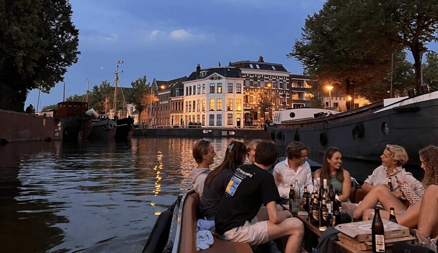 Groningen: City canal cruise (with unlimited drinks) - Unlimited drinks, music, and a social mood