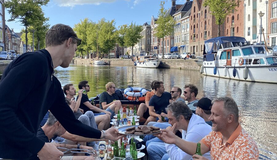 Groningen: City canal cruise (with unlimited drinks) - Who will enjoy this cruise most?