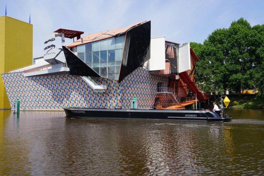 Groningen: Open Boat City Cruise - Boarding the Pronkjewail near the station