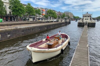 Guided Amsterdam Canal Cruise – Snacks & Drinks on board(1 Hour)