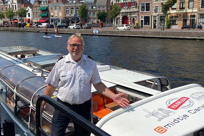 Haarlem: 50 minutes Boat Cruise - Teylers Museum from the canal