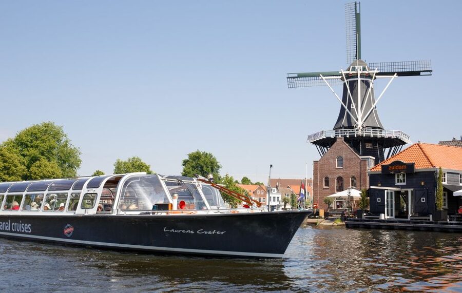 Haarlem: Dutch Windmill & Spaarne River Sightseeing Cruise - Amsterdamse Poort closes the sightseeing circuit