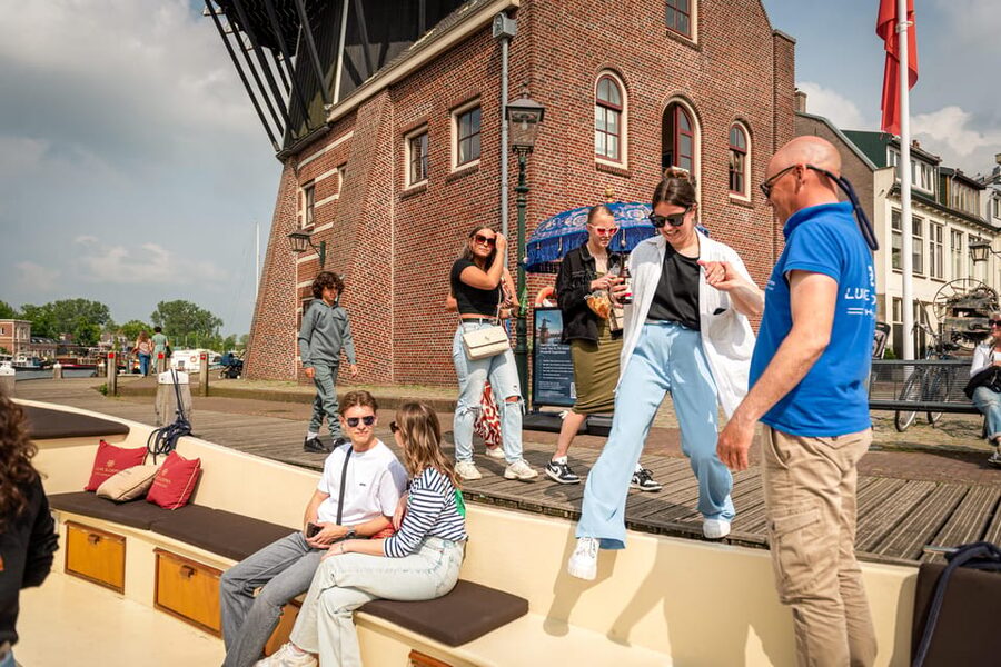 Haarlem: Guided Highlights Canal Cruise on Open Boat - Why the electric sloop improves the ride