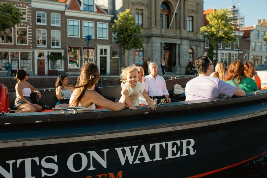 Haarlem: Sightseeing Boat Tour with Snacks and Drinks - The courthouse, Saint Bavo, and Kenaupark
