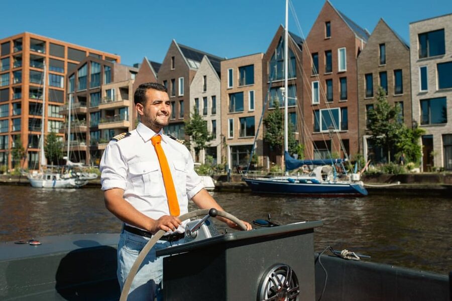 Haarlem: Sightseeing Boat Tour with Snacks and Drinks - The two Saint Bavo churches and the return