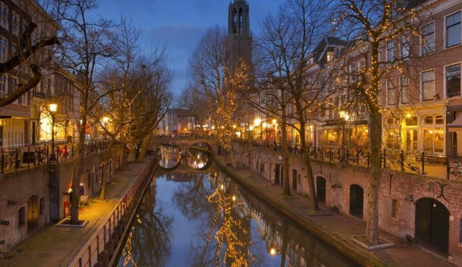 Historical Utrecht: Private Walking Tour with a Local Guide - Following canals with wharf cellars at water level