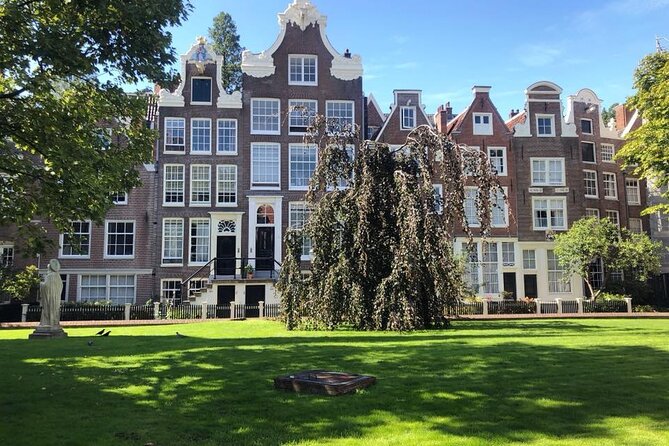 Layover flight private guided tour in Amsterdam (3 or 5 hours) - Nieuwmarkt and the old city gate