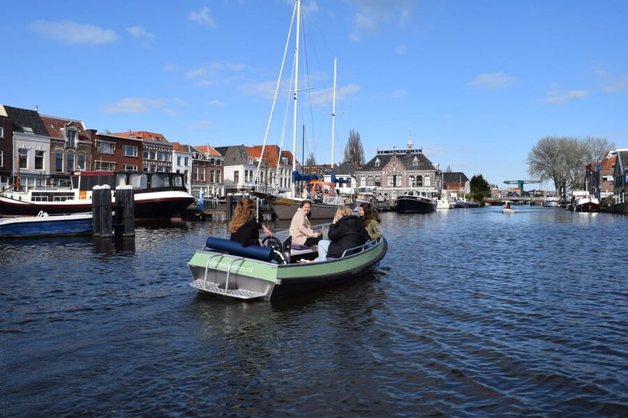 Leiden: Electric Boat Rental - Finding green space along the Singelpark route
