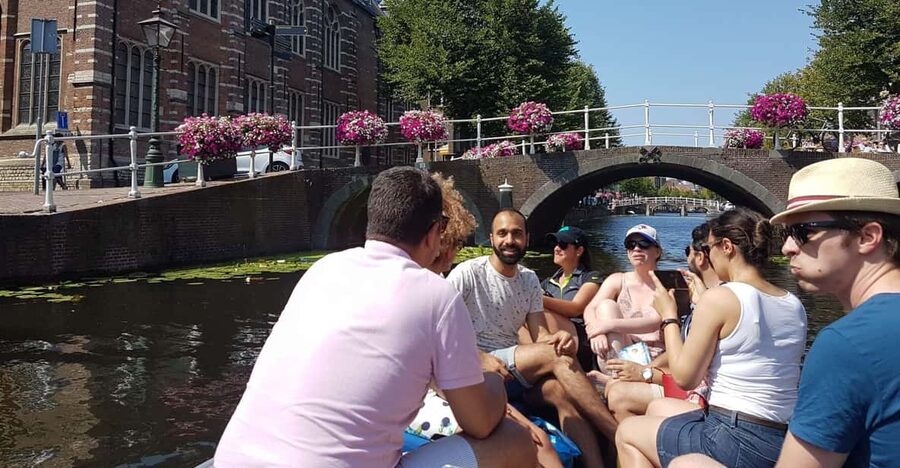 Leiden: Electric Boat Rental - Checking in at Aalmarkt 4