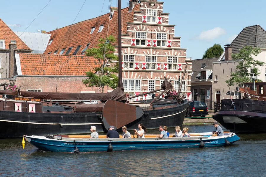 Leiden: Guided City Canal Cruise - Starting at Aalmarkt 4 in the old center