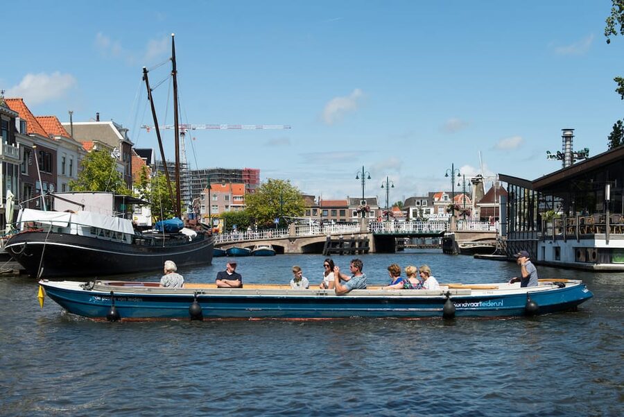 Leiden: Guided City Canal Cruise - Hortus Botanicus and Museum De Lakenhal