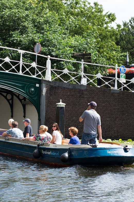 Leiden: Guided City Canal Cruise - A comfortable hour, with weather in the mix