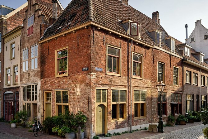 Leiden Tour with Live guide and Visit to Rembrandt's First Studio - Rembrandtplaats connects Leiden to the young artist