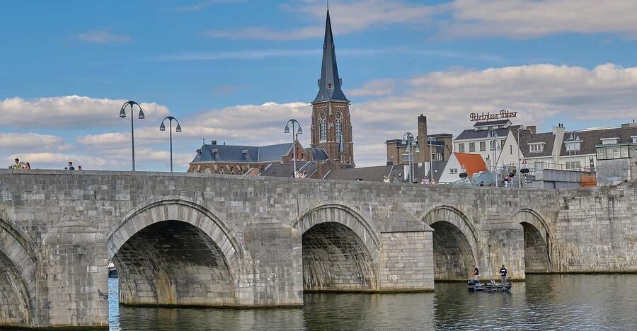 Maastricht: Day trip from Amsterdam with 3 country point - Why Maastricht makes a good change from Amsterdam