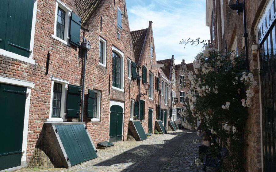 Middelburg: Guided City Walking Tour - Quiet squares and Damsquare