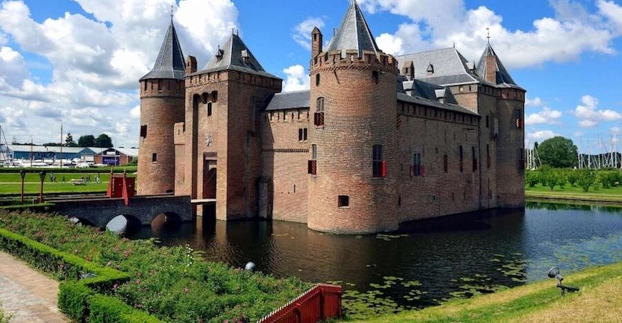 Muiden: Entry Ticket to Muiderslot Castle - Arriving at Muiderslot beside the water