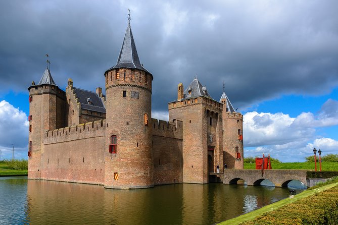 Northern Highlights Tour: visit 4 magnificent places from Amsterdam - Muiderslot: a medieval castle surrounded by water