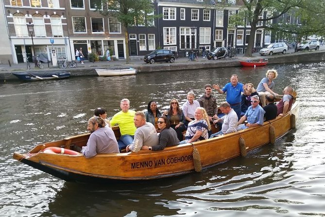 Open Dutch Boat! Silent electric drive. Nice cosy boat ride... - A smaller boat for a closer look at Amsterdam