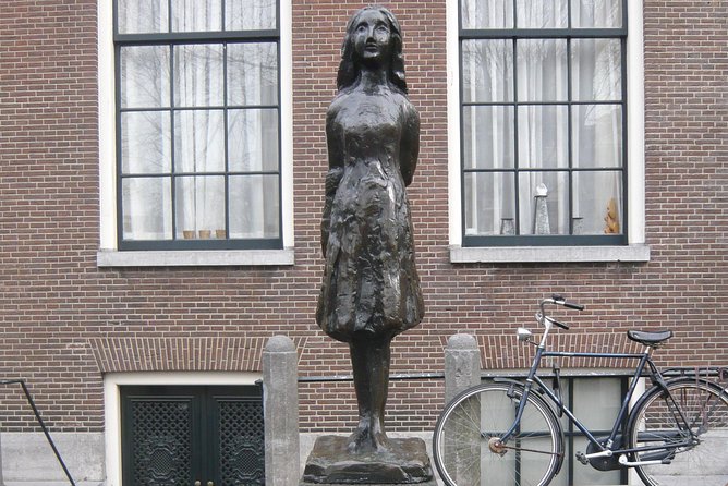 Private Amsterdam WW2 walking tour - Auschwitz Monument and the story of deportation