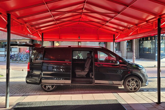 Private Arrival Transfer: Schiphol Airport Amsterdam - Meeting your driver inside Schiphol