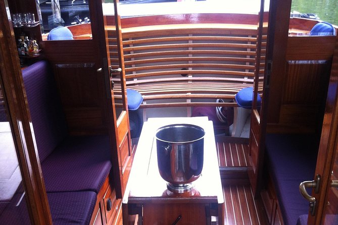Private boat tour on a electric saloon boat - Drinks onboard and the social side of the cruise