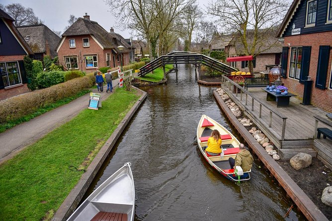 Private Daytrip Giethoorn and Windmills of Zaanse Schans from Amsterdam - What the guide adds to the price